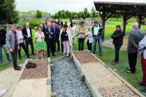 Inauguration du Pavillon des énergies (Le Dézert, Manche) en juin 2018. Différentes sortes de paillage  organiques et le non-recours aux pesticides sont expliqués.