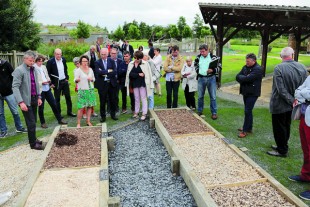 Inauguration du Pavillon des énergies (Le Dézert, Manche) en juin 2018. Différentes sortes de paillage  organiques et le non-recours aux pesticides sont expliqués.