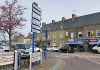 Dernier vestige du centre des finances publiques : un panneau dans le bourg de Barneville-Carteret. Désormais, la trésorerie se situe aux Pieux, chef-lieu de canton.