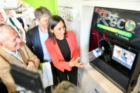 Brune Poirson, secrétaire d'Etat à la Transition écologique et solidaire, teste la consigne dans un supermarché en Allemagne, où le dispositif est déjà en place.