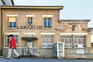 Une femme passe devant l'ancienne poste de Lamarche le 14 mai 2019.