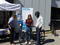 Stand écomobilité de la Communauté de communes Cœur de Savoie : présentation d'alternatives à la voiture individuelle et formation de remise en selle.