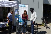Stand écomobilité de la Communauté de communes Cœur de Savoie : présentation d'alternatives à la voiture individuelle et formation de remise en selle.