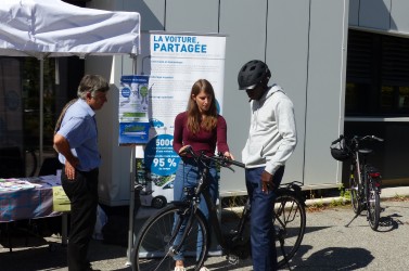Stand écomobilité de la Communauté de communes Cœur de Savoie : présentation d'alternatives à la voiture individuelle et formation de remise en selle.