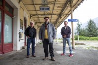 Perte des services publics Association de défense de la ligne Montrejeau Luchon Vartan Karnikian (barbe) Marc Lacoste  (blouson prune) Jean François Subercaze (cheevux gris veste noire)