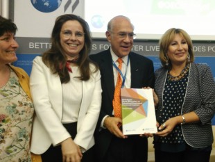 De gauche à droite : Isabelle Chatry (OCDE), Lamia Kamal-Chaoui (OCDE), Angel Gurria (OCDE), Emilia Saiz (CGLU)