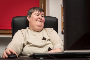pers-handicapée-ordi