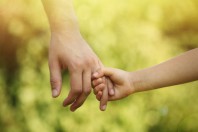 protection-enfance-enfant-adulte-social-main