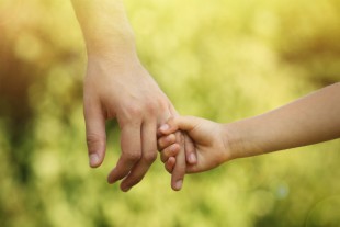 protection-enfance-enfant-adulte-social-main