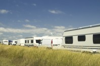 Des caravanes installées sur un terrain