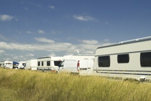 Des caravanes installées sur un terrain
