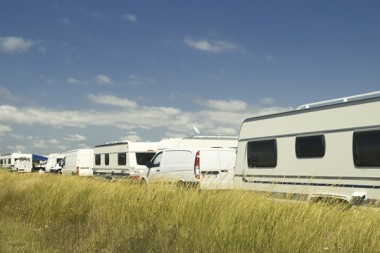 Des caravanes installées sur un terrain