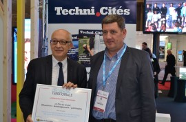 Yvon Robert, maire de Rouen, a reçu son trophée des mains de Jean-David Cadet, secrétaire adjoint AITF Ile-de-France.