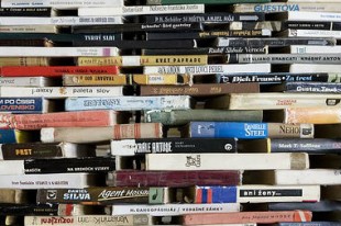 380 PILES DE LIVRES CCO -  UNE