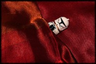 un LEGO stormtrooper dans un lit