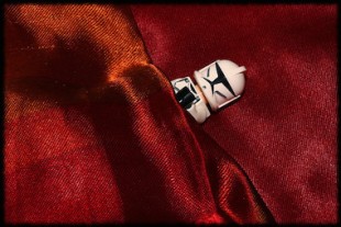 un LEGO stormtrooper dans un lit