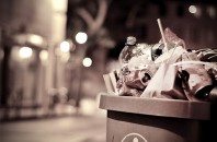 déchets dans une poubelle