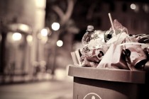 déchets dans une poubelle