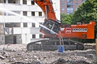 Démolition de l'immeuble Hêtre Pourpre sur le Plateau de Haye à Nancy.