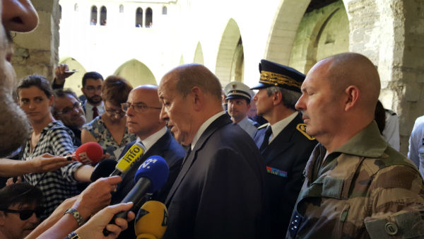 Bernard Cazeneuve et Jean-Yves Le Drian à Avignon le 18 juillet 2016, ©hg CC0