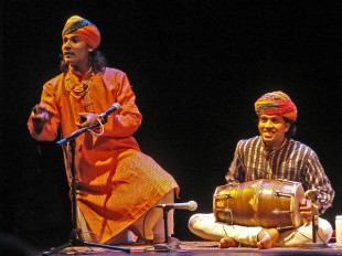 600 x 400 1024px-Flickr_-_dalbera_-_Spectacle_des_gitans_Dhoad_(Musée_Guimet)_(2)