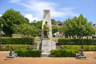 Le monument aux morts de la Grande Guerre, à Saint-Cyprien (Dordogne).