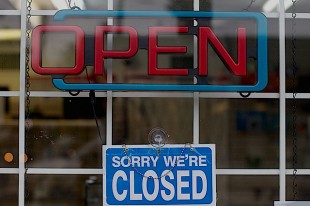 panneau "open" et "sorry we are closed"