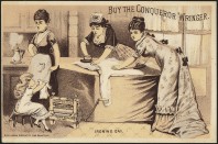 femmes qui repassent avec des enfants