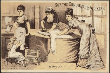 femmes qui repassent avec des enfants