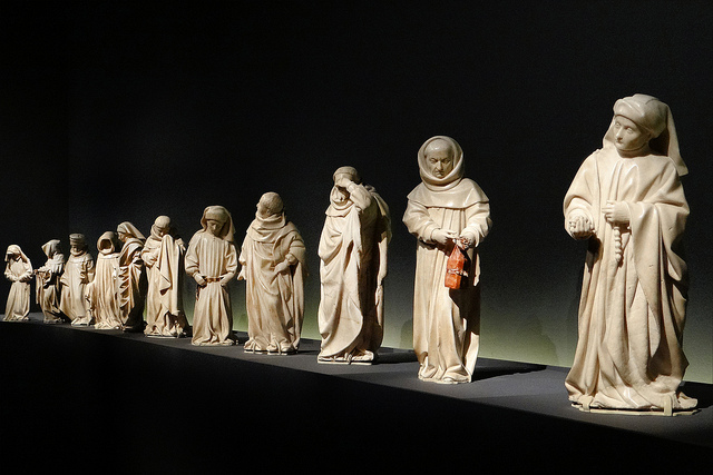 Les pleurants du tombeau de Jean sans Peur, duc de Bourgogne, exposition Larmes d’Albâtre au musée du Moyen-Âge de Cluny en 2013. 