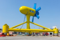 Montage de l' Hydrolienne Sabella D10 sur le port de Brest.