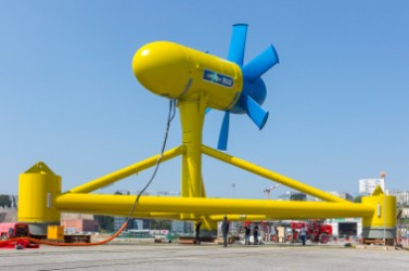 Montage de l' Hydrolienne Sabella D10 sur le port de Brest.