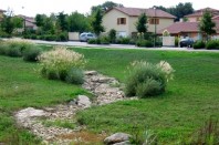 La rétention l’eau de pluie fait partie des mesures utiles pour s’adapter au changement climatique. Ici, une tranchée d’infiltration à l'Isle d'Abeau (Isère).