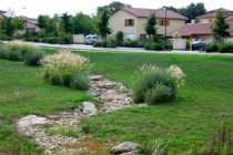 La rétention l’eau de pluie fait partie des mesures utiles pour s’adapter au changement climatique. Ici, une tranchée d’infiltration à l'Isle d'Abeau (Isère).