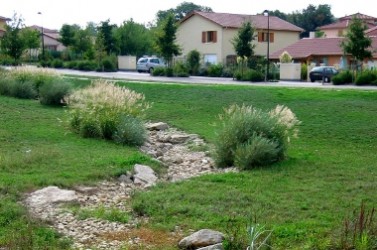 La rétention l’eau de pluie fait partie des mesures utiles pour s’adapter au changement climatique. Ici, une tranchée d’infiltration à l'Isle d'Abeau (Isère).