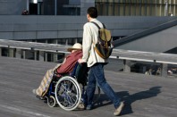 jeune homme s'occupant d'une personne handicapée