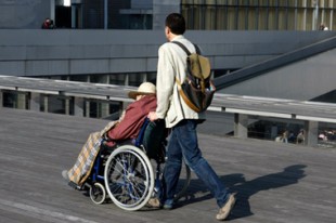 jeune homme s'occupant d'une personne handicapée