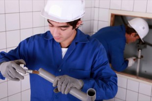 Apprentissage plombier, casque, sécurité travail