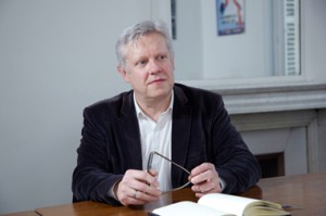 Membre fondateur de l'institut de la concertation, Loïc Blondiaux est également maître de conférences en sciences politiques à l'université Paris 1. Il est responsable de la spécialité "Ingénierie de la concertation" dans le master "Affaires publiques".