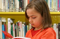 Enfant à la bilbliothèque