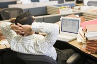 Homme devant un écran d'ordinateur