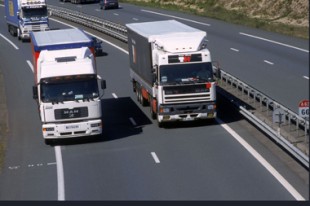 Camions sur autoroute