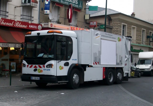camion poubelle de Suez à Colombes