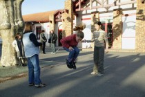 Enfants jouant à l'elastic dans une cours d'école