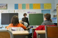 Cours primaire avec institutrice et élèves