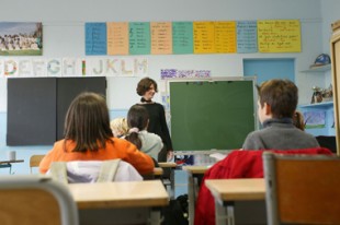 Cours primaire avec institutrice et élèves