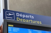 Panneau de signalisation "départ" dans un aéroport