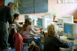 Education salle de classe primaire ordinateur