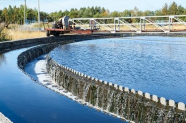 Round sedimentation tank with clear water overflowing