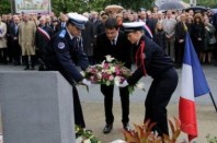 Manuel Valls dépose une gerbe en mémoire d'Aurélie Fouquet, le 20 mai à Villiers-sur-Marne